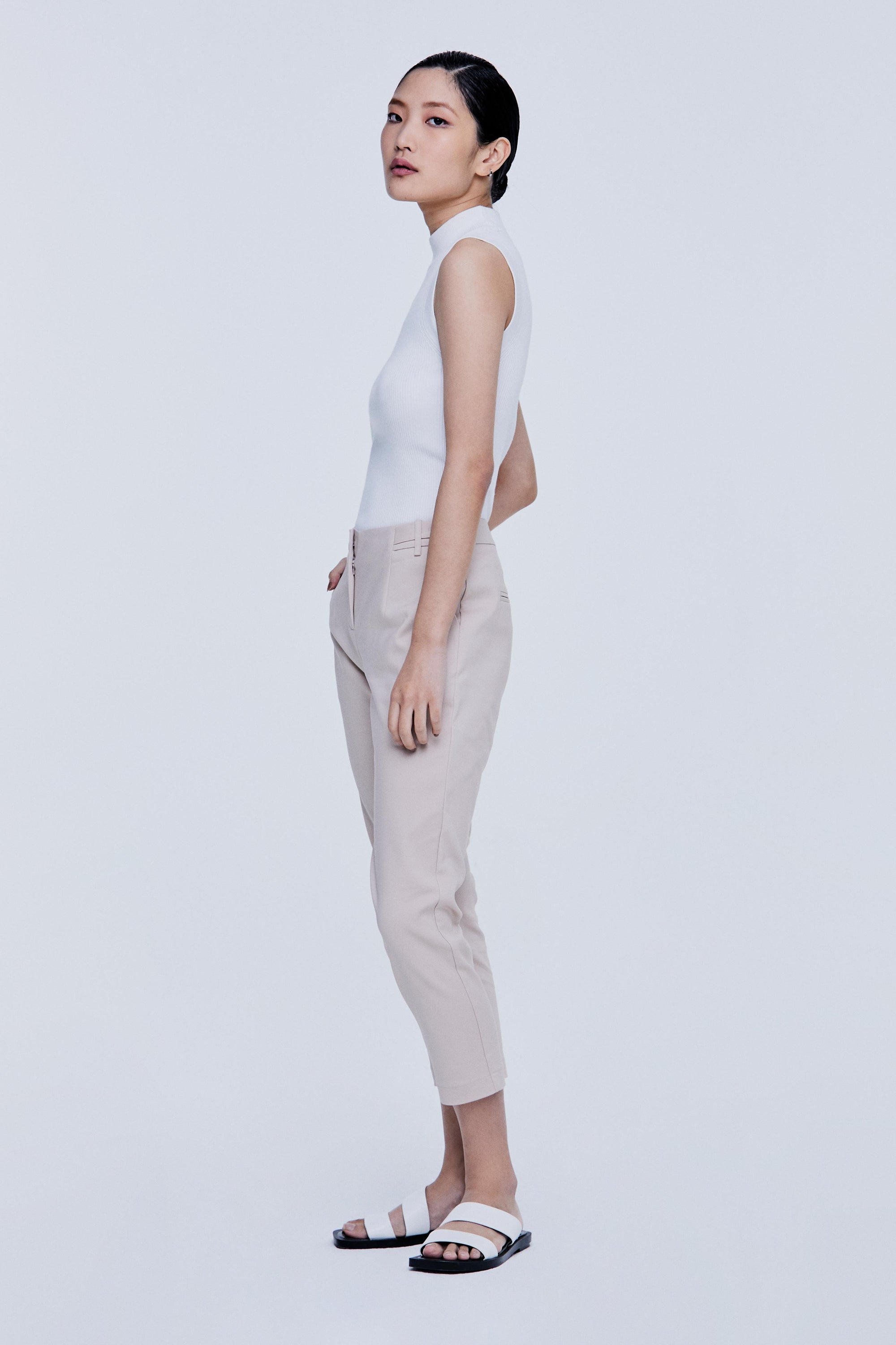 color:BEIGE