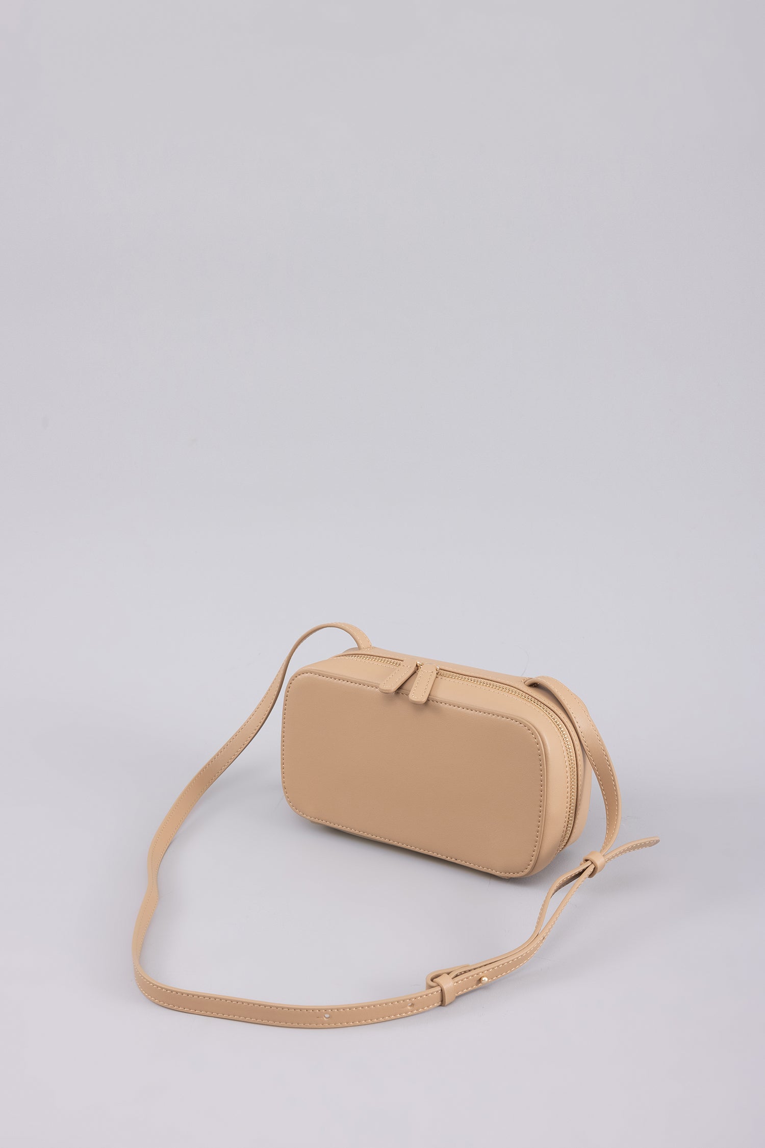 color:BEIGE
