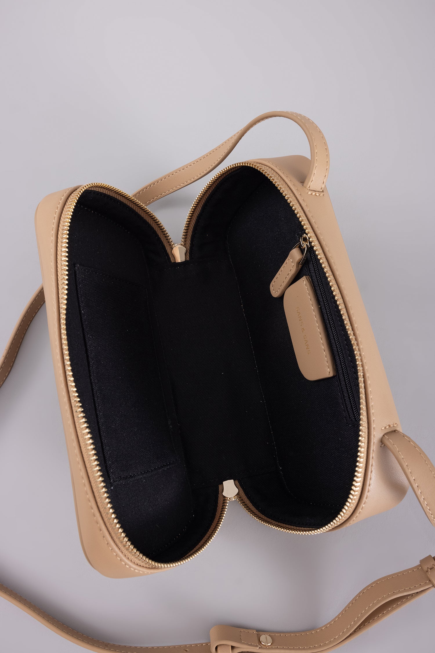 color:BEIGE