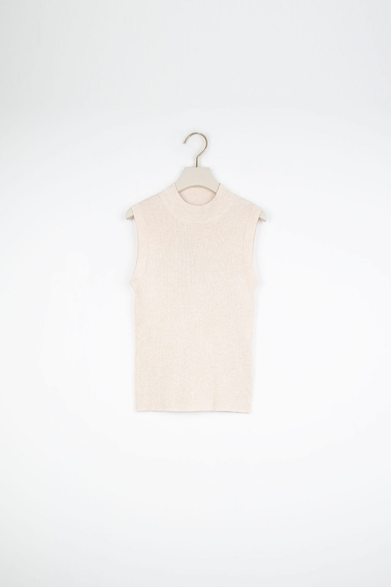 color:BEIGE