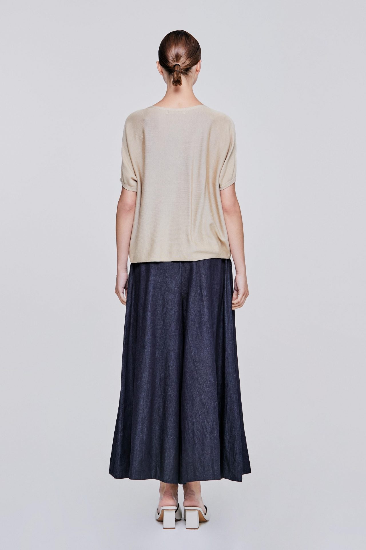color:BEIGE
