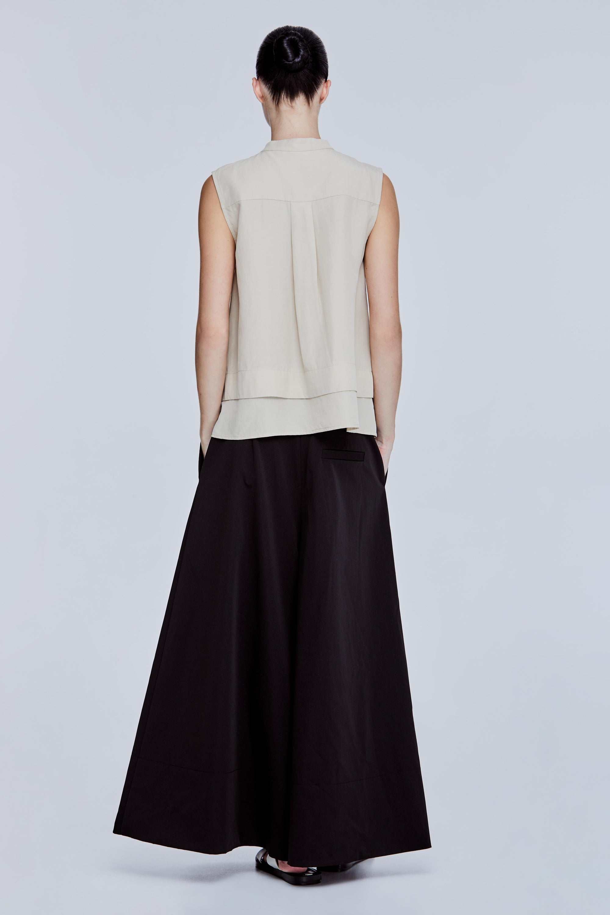 color:BEIGE