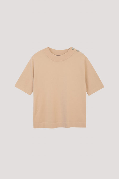color:BEIGE