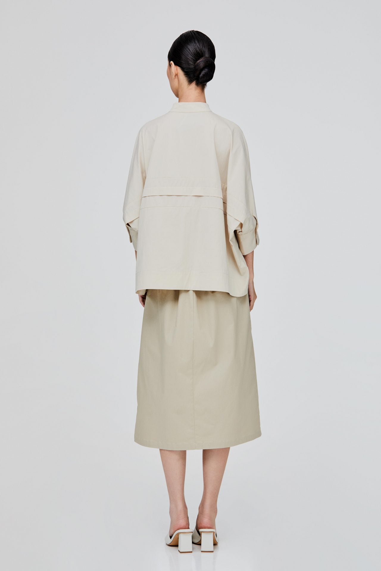 color:BEIGE