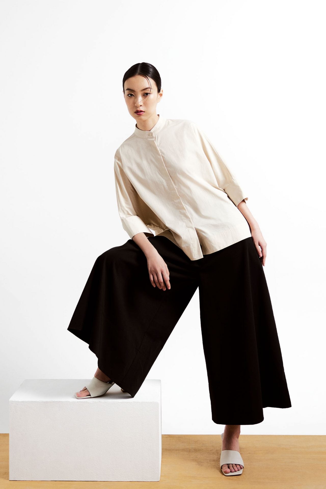 color:BEIGE