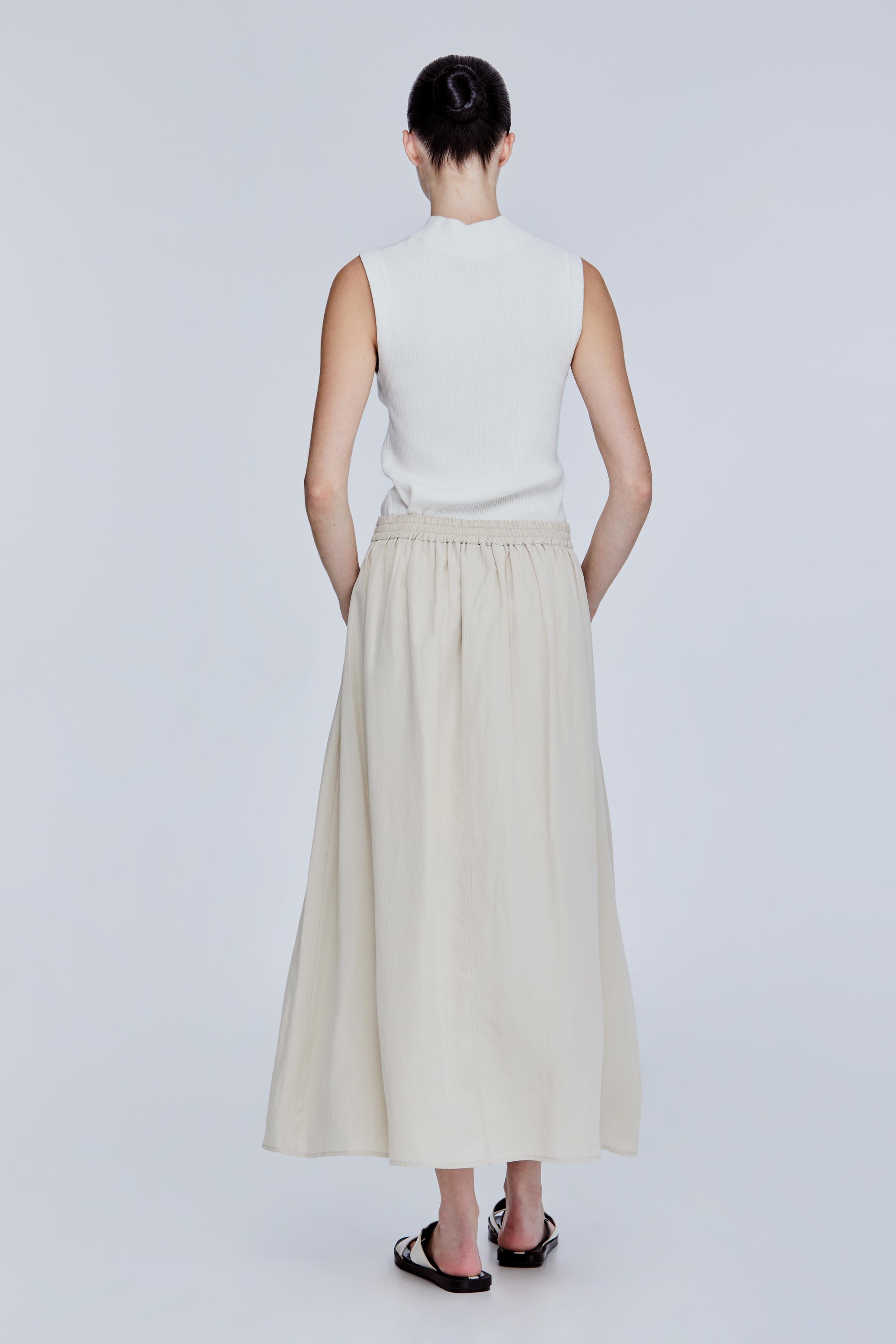 color:BEIGE