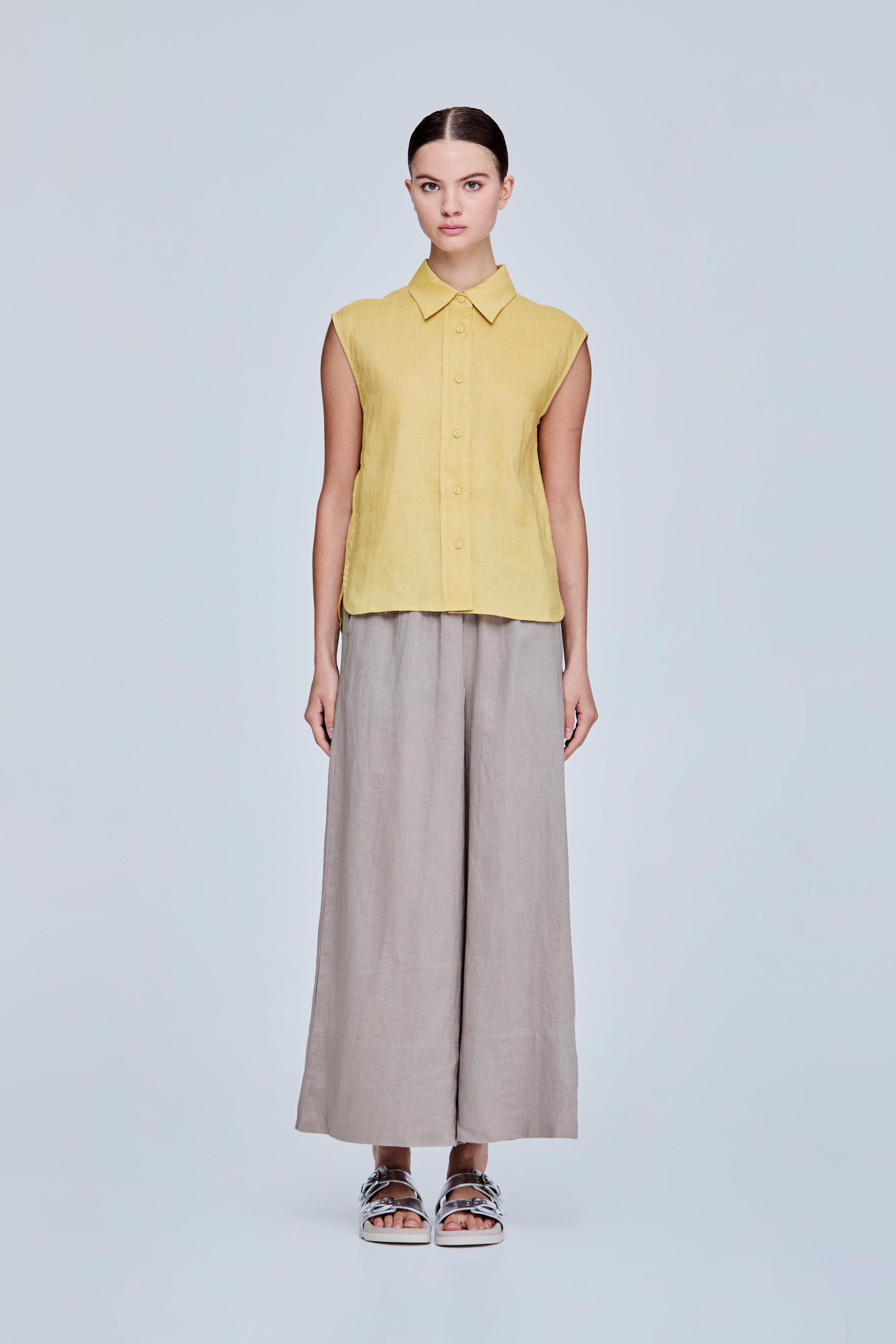 color:YELLOW