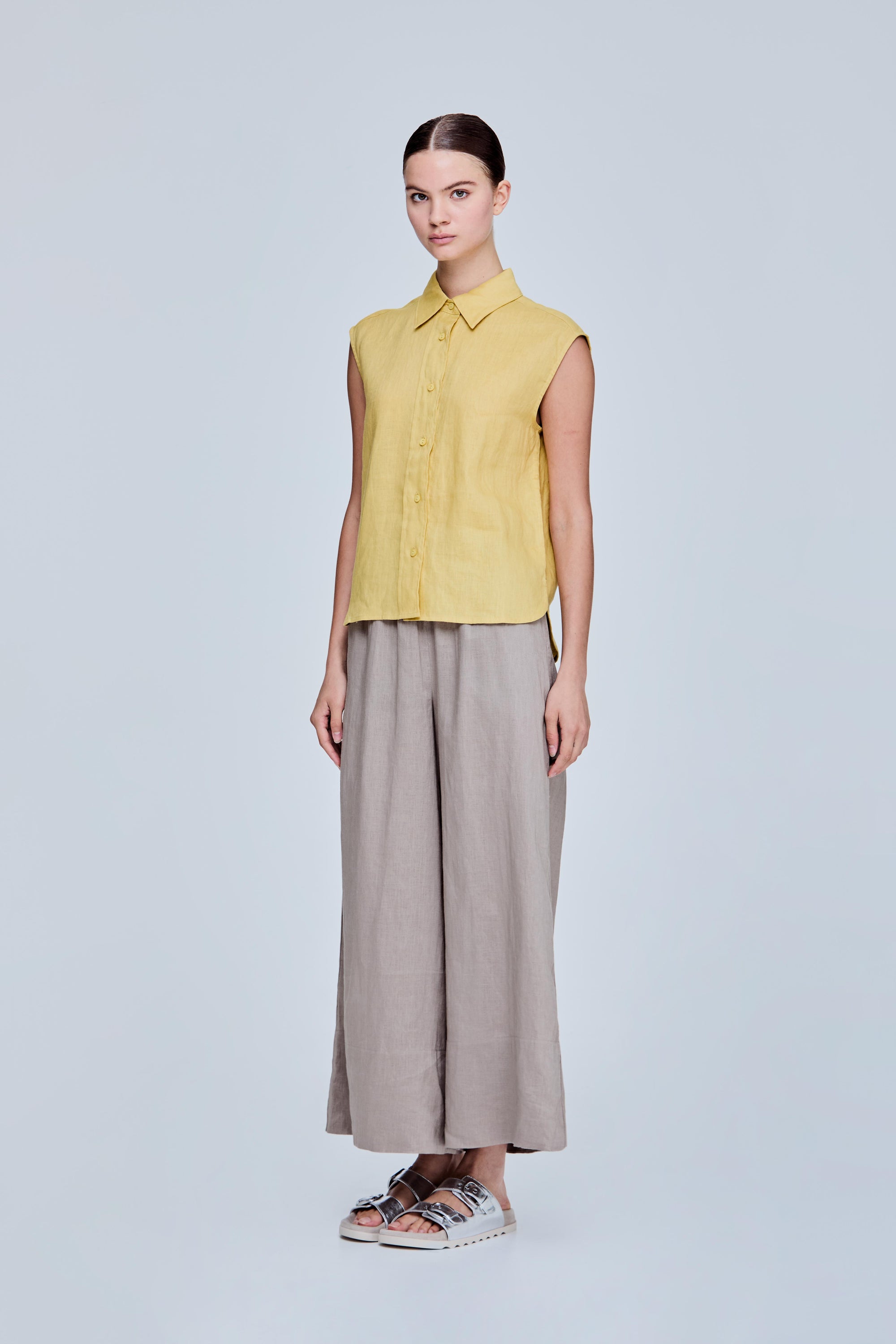 color:YELLOW