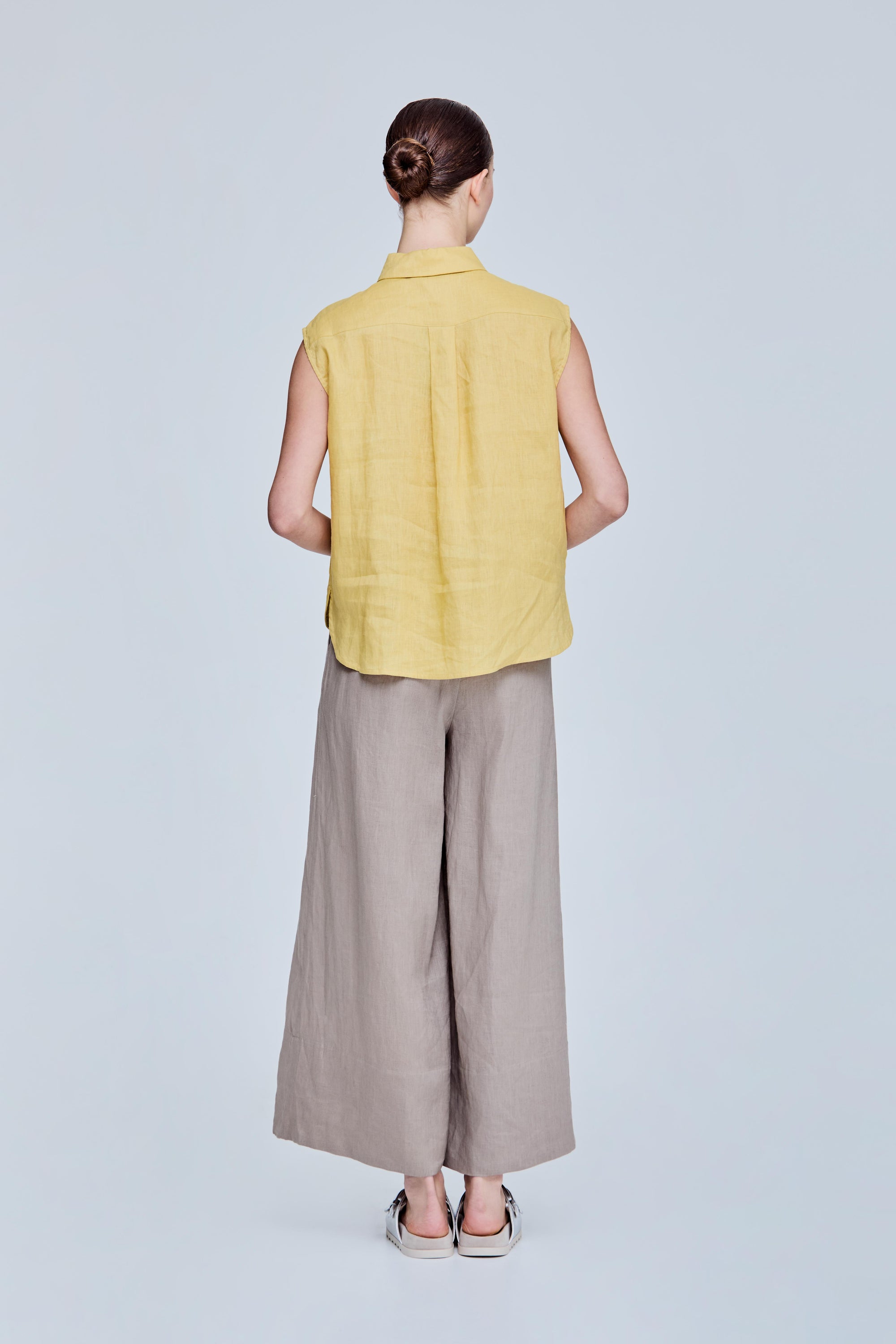 color:YELLOW