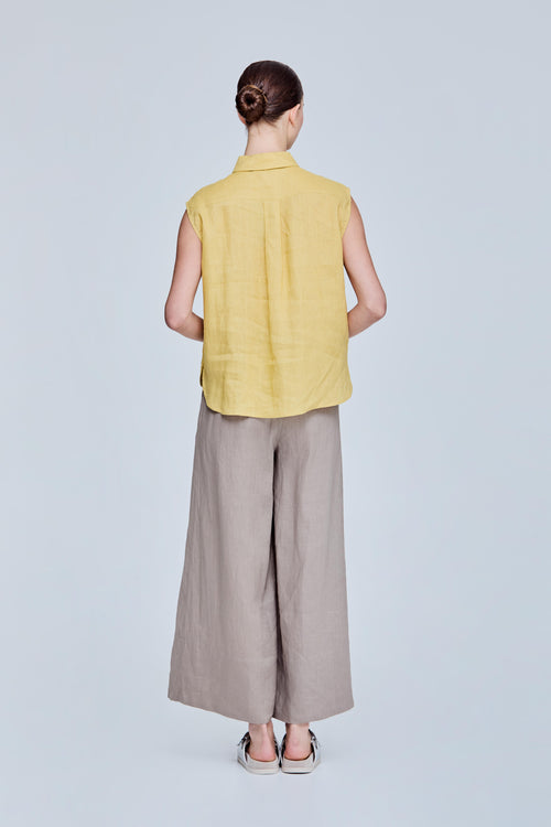 color:YELLOW