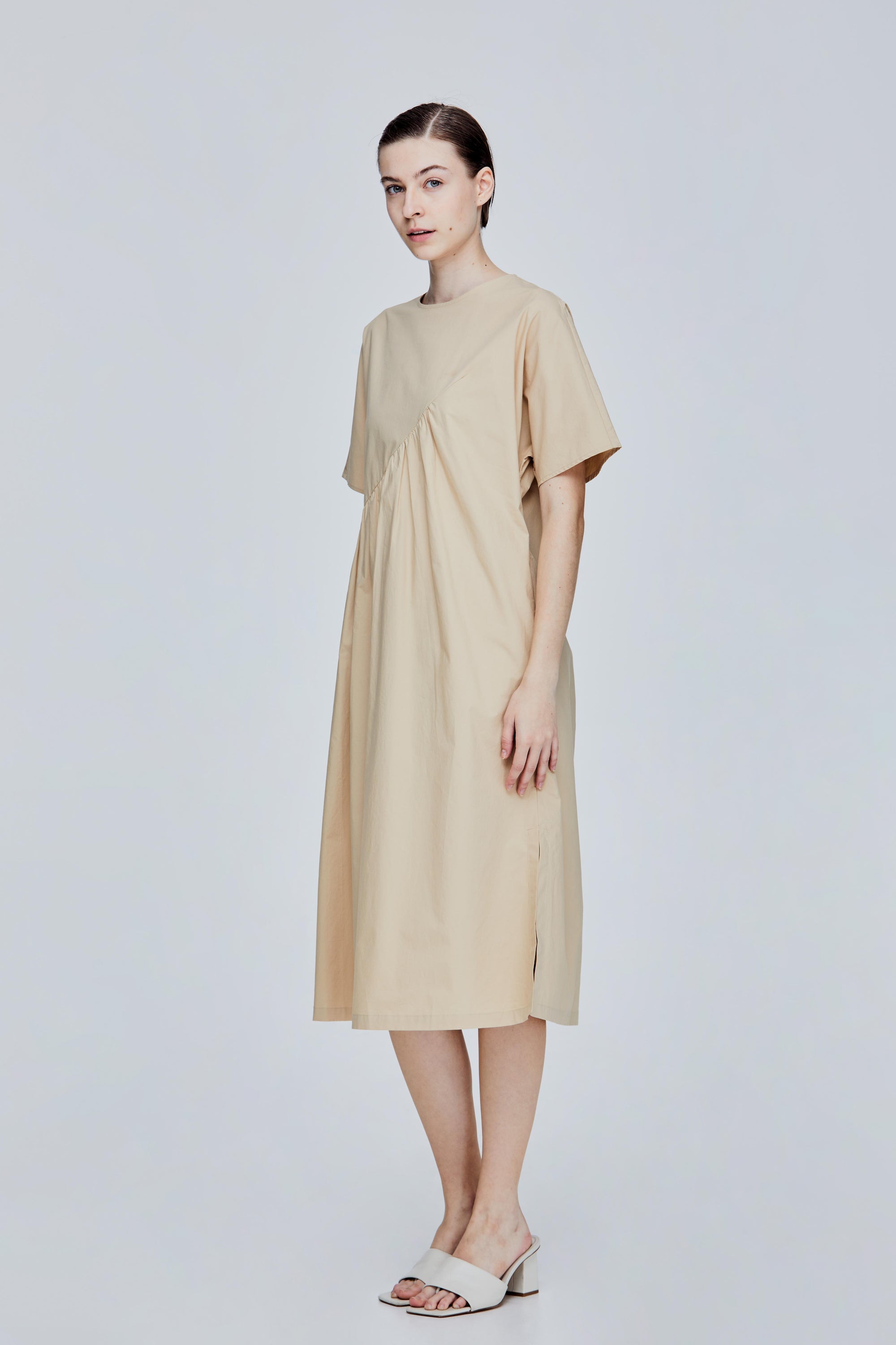 color:BEIGE