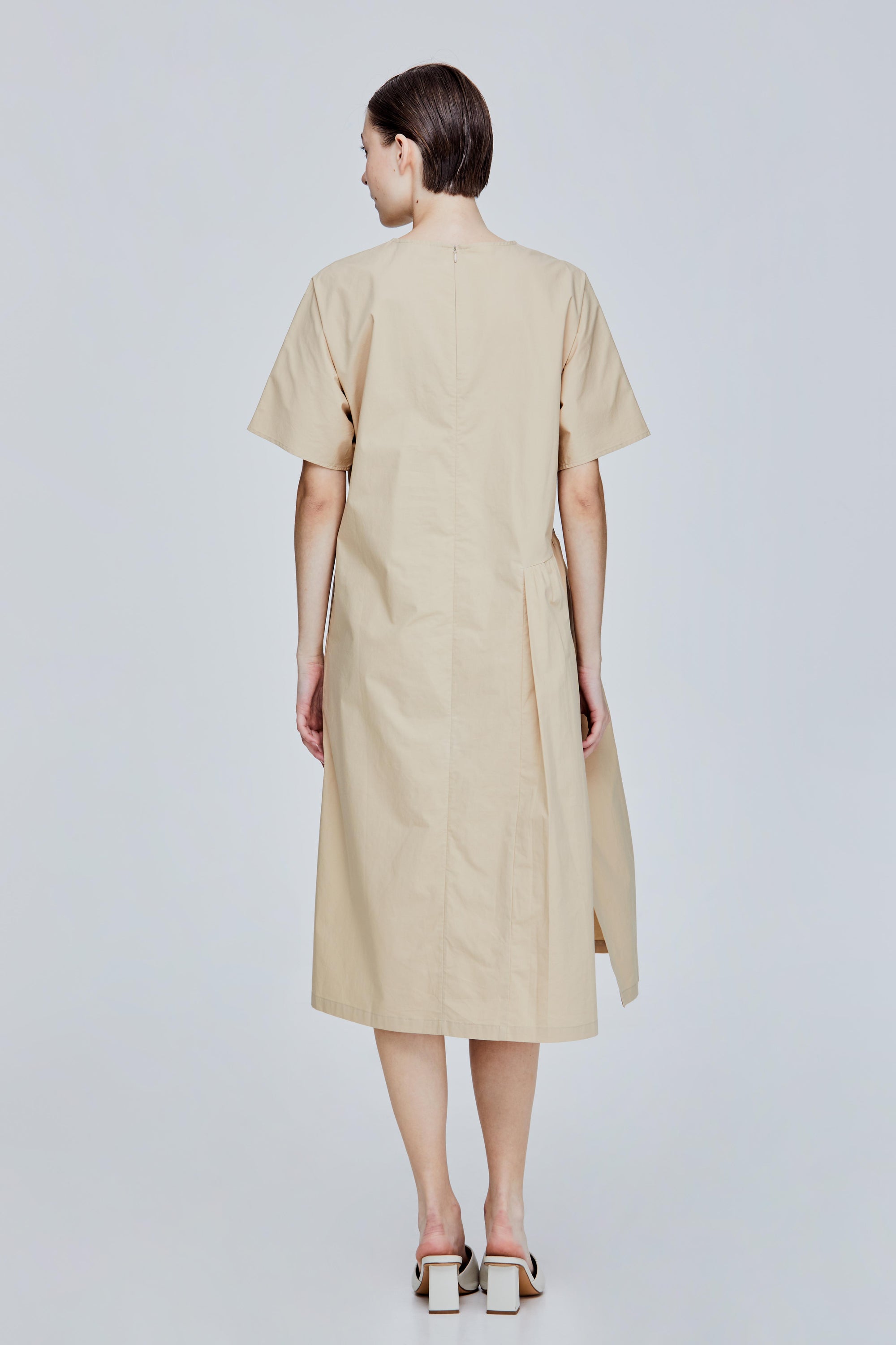 color:BEIGE