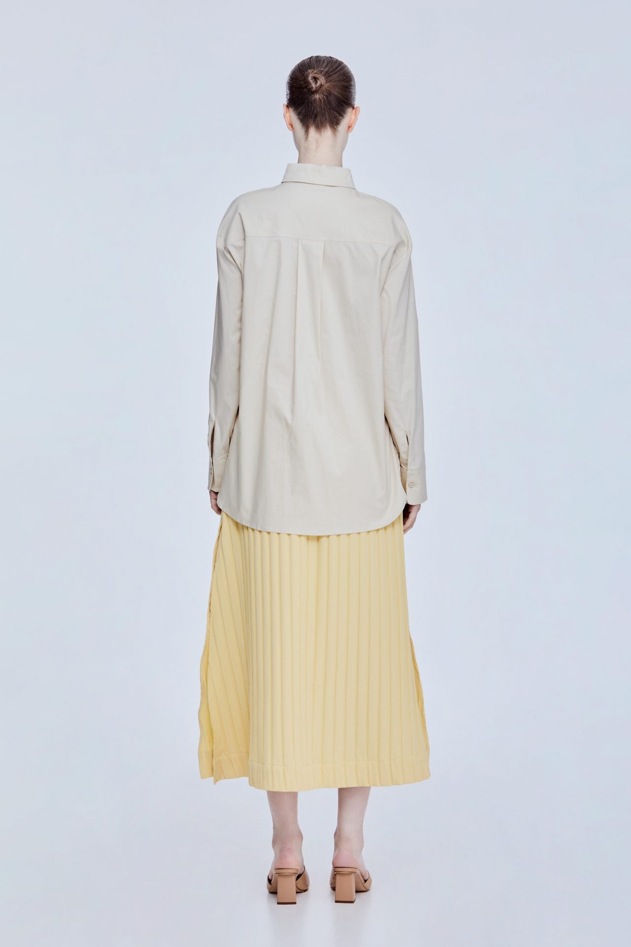 color:BEIGE