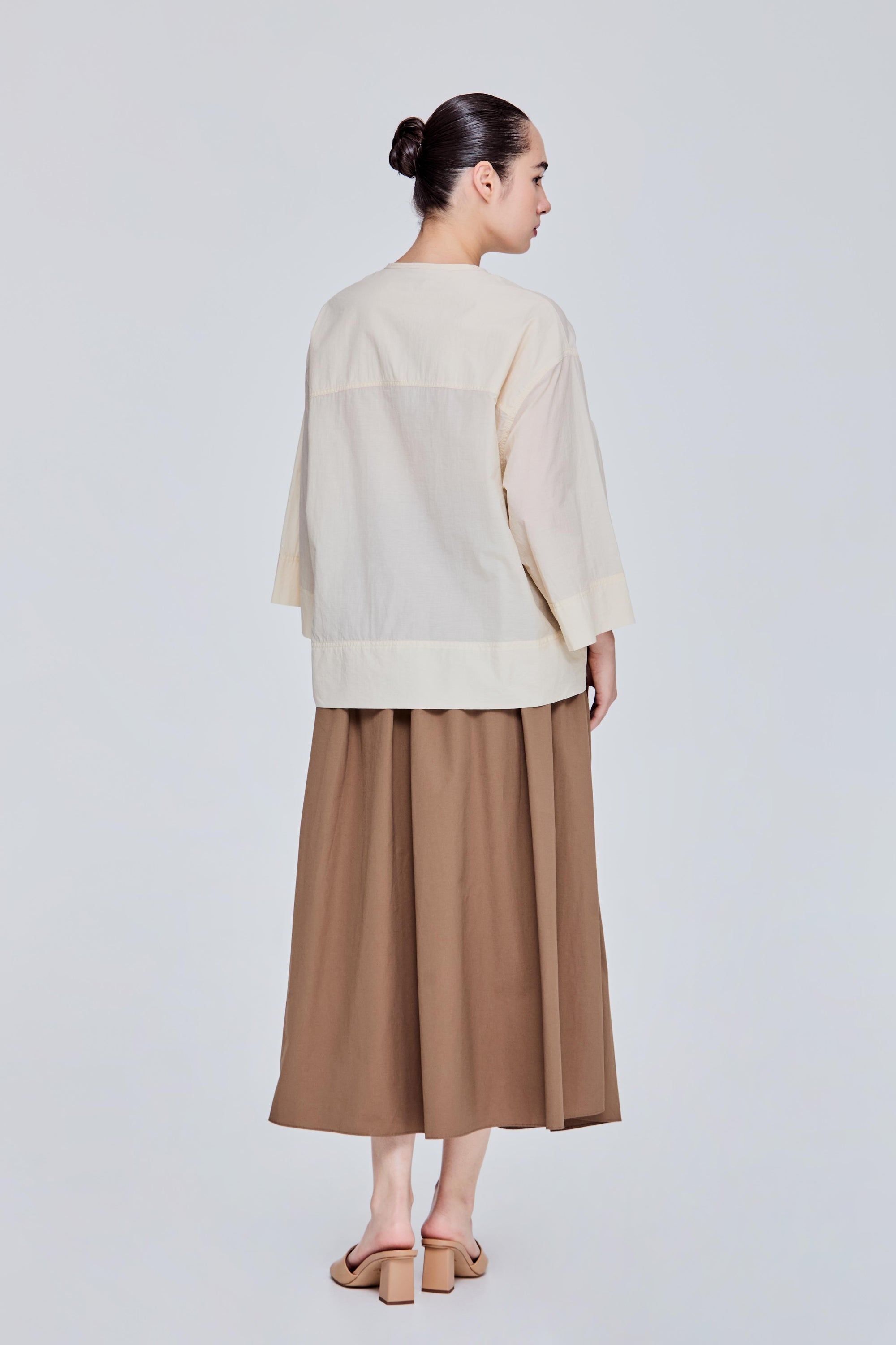 color:BEIGE