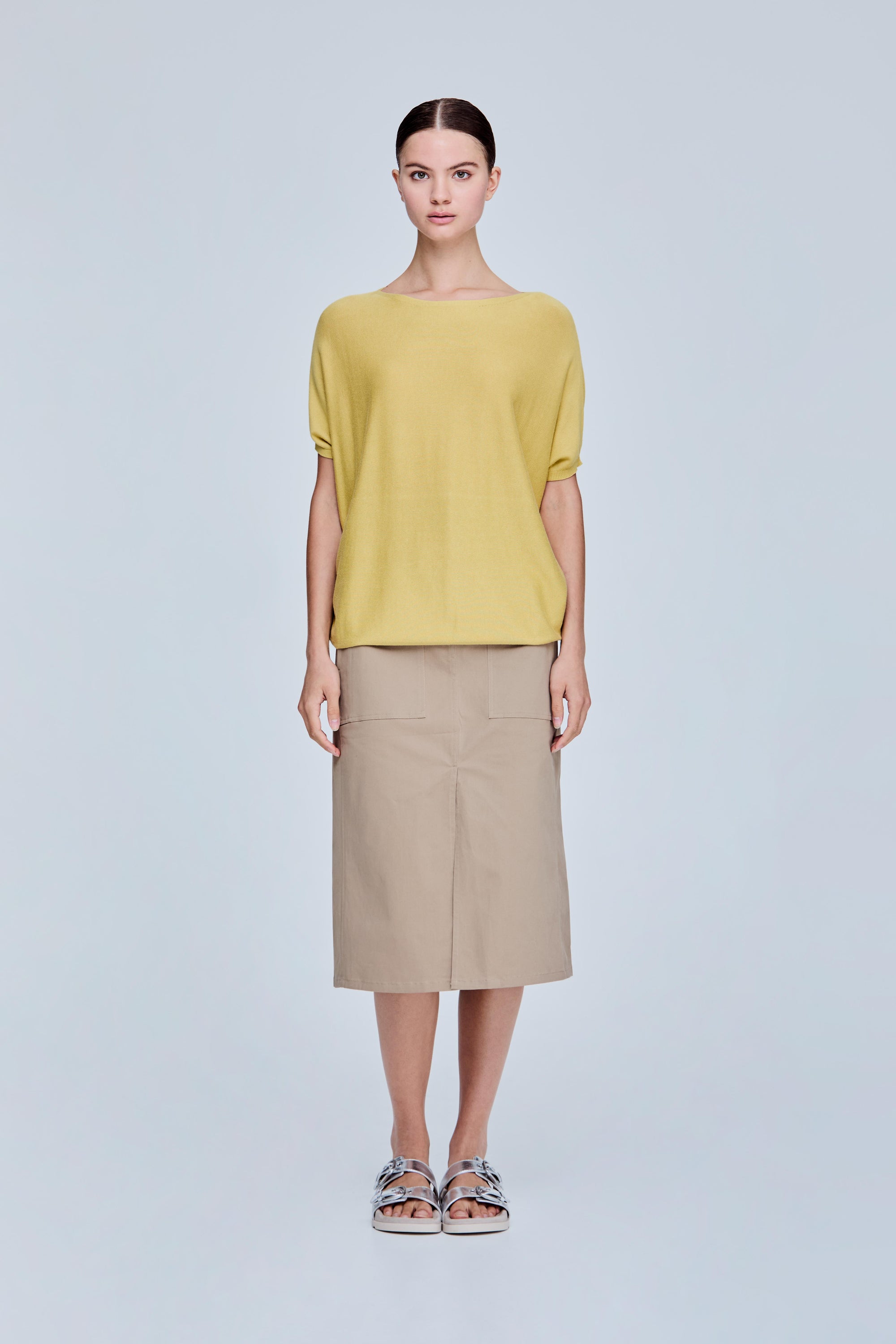 color:YELLOW