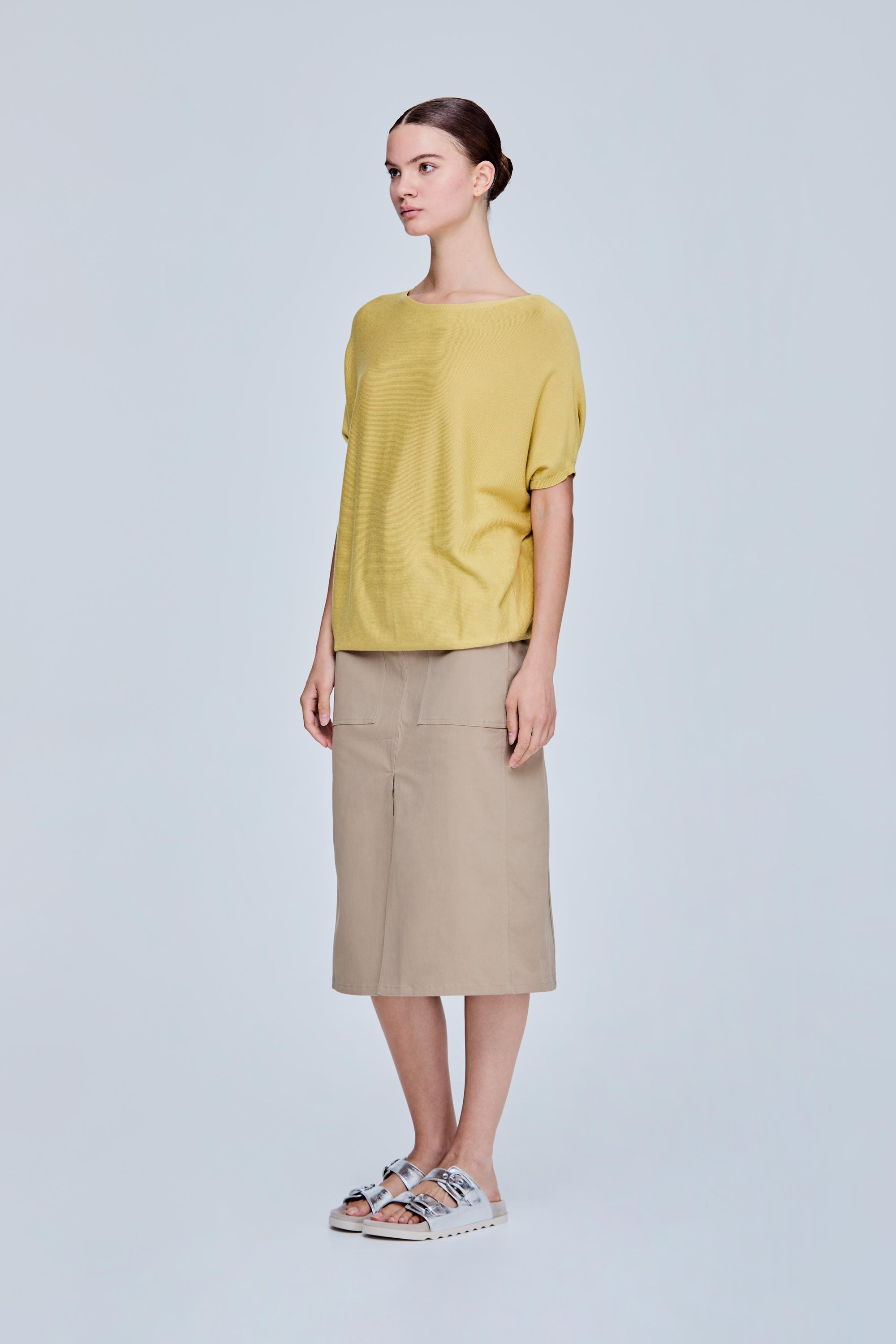 color:YELLOW