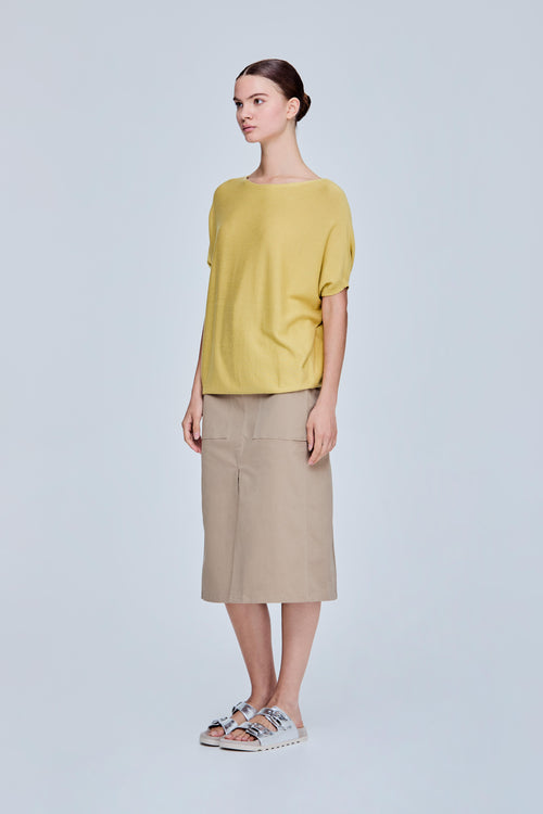 color:YELLOW