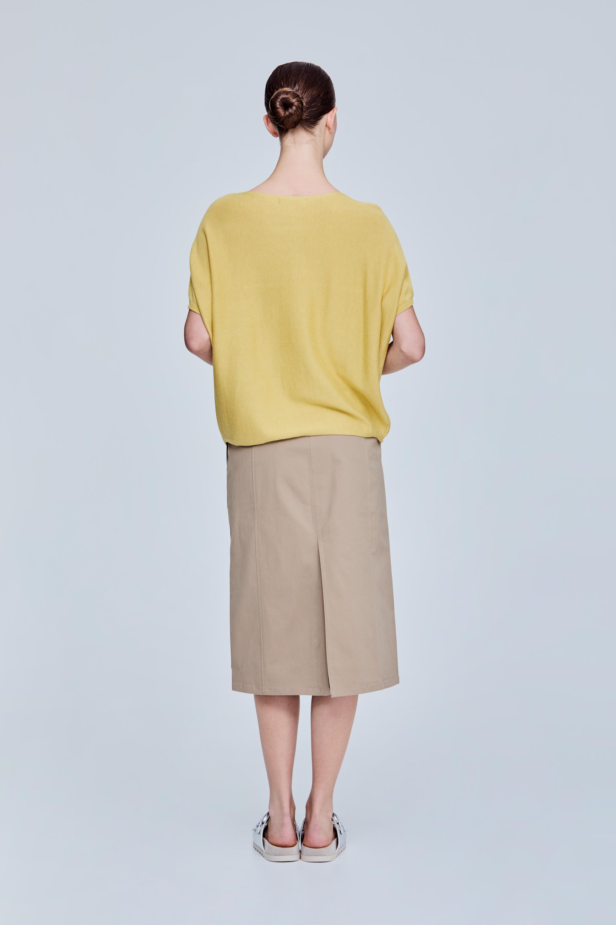 color:YELLOW