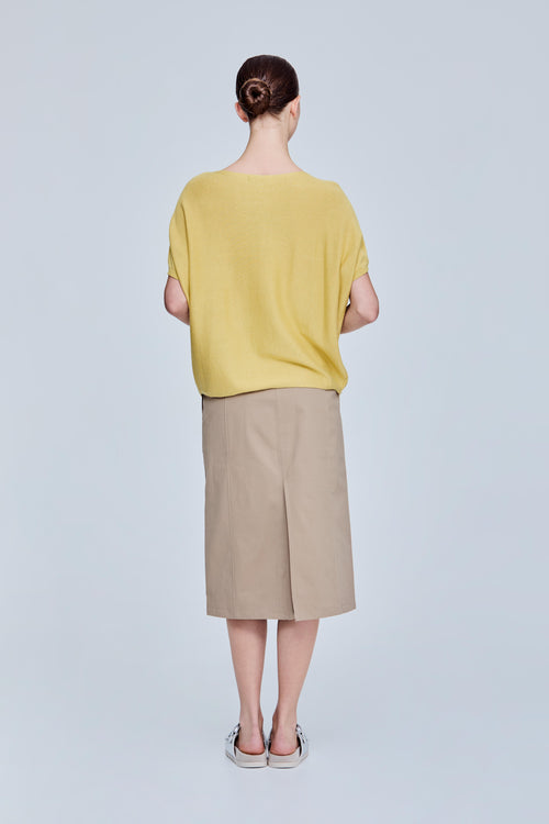 color:YELLOW