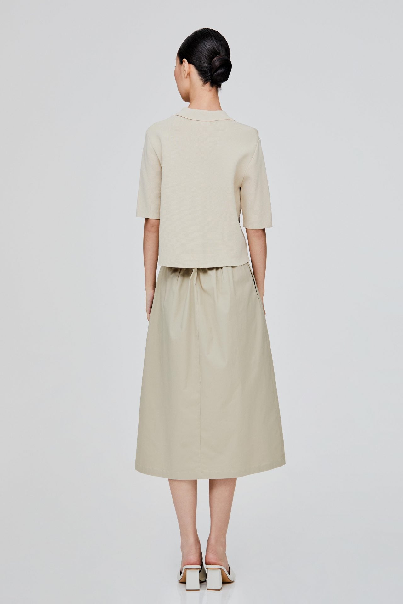 color:BEIGE