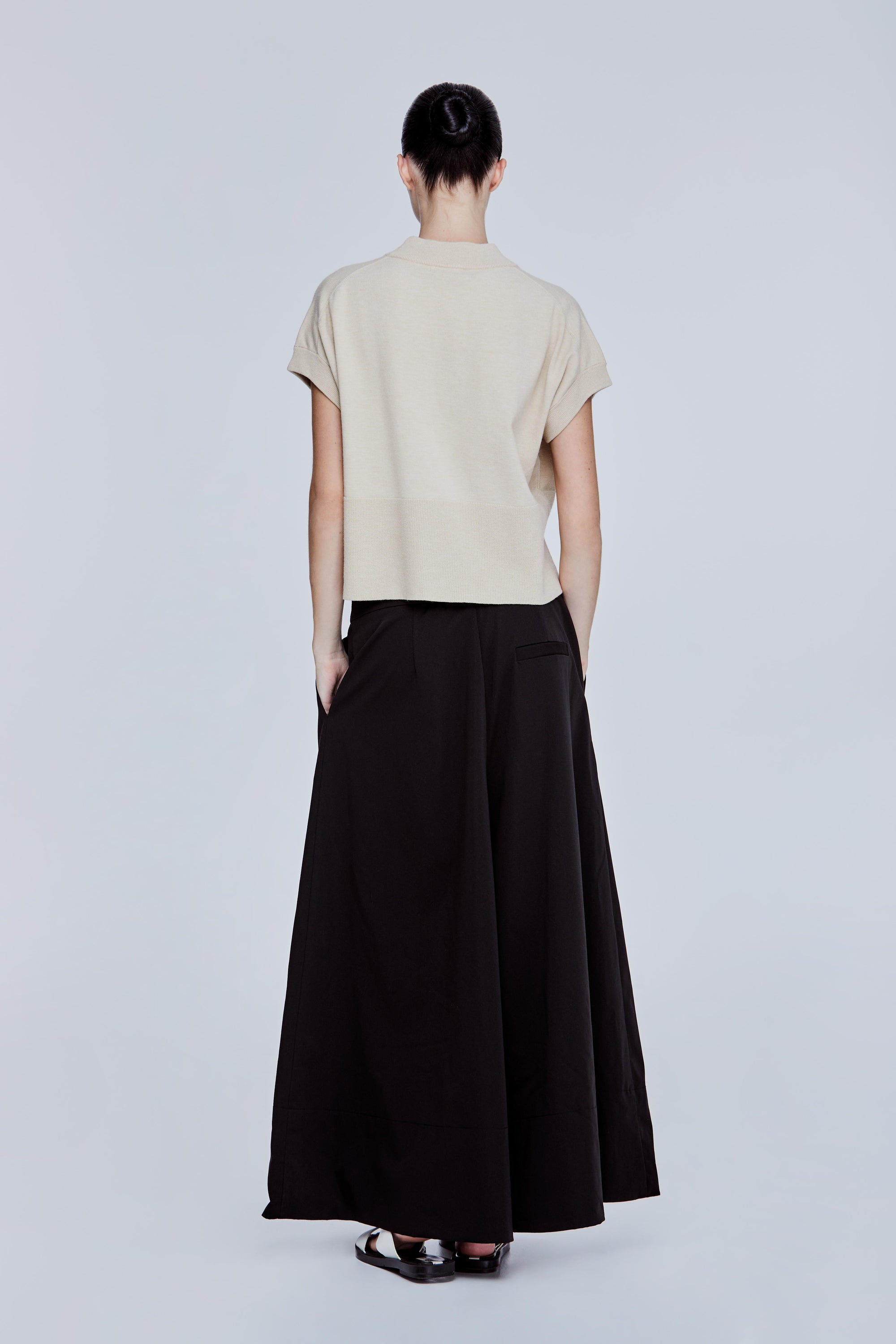 color:BEIGE