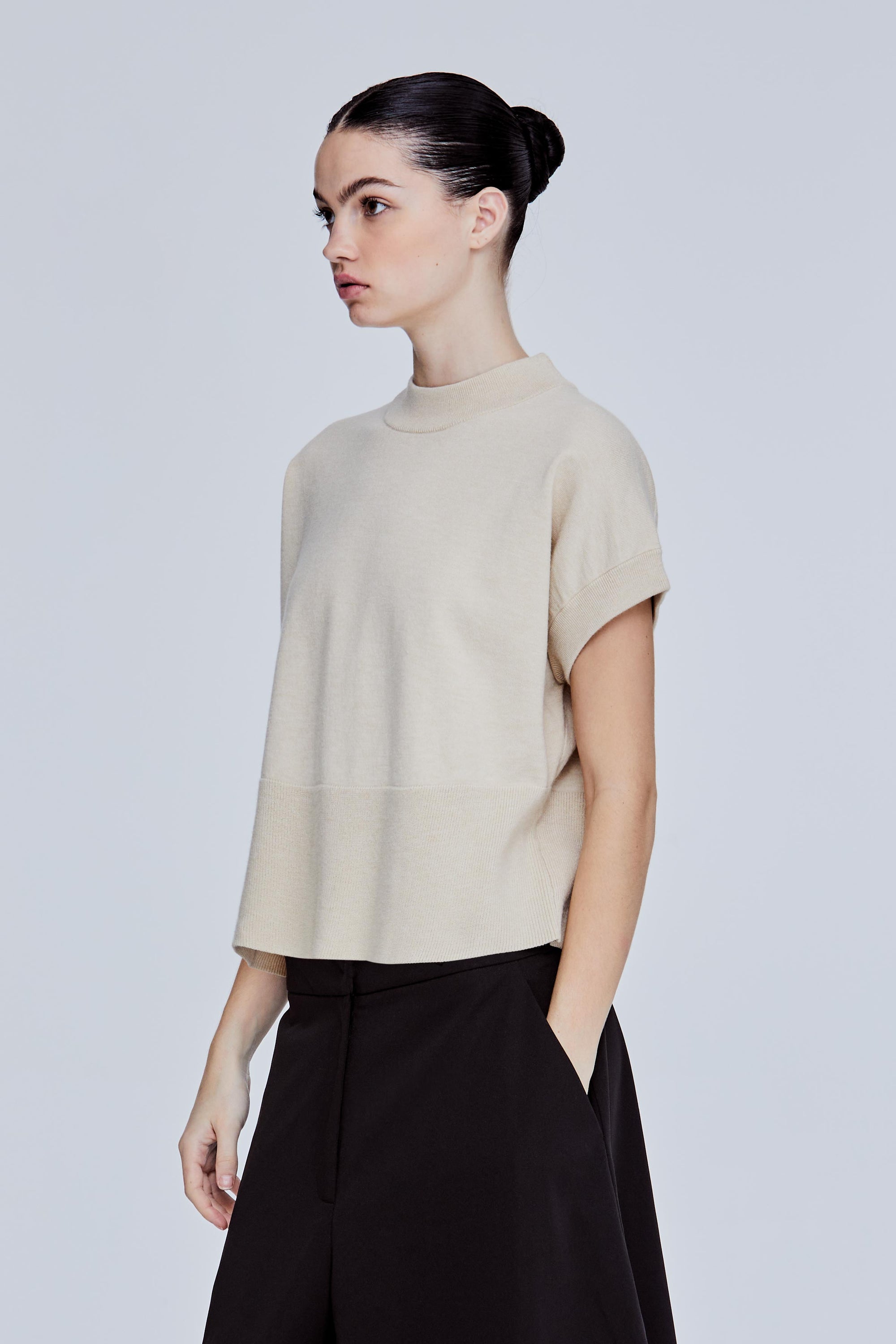color:BEIGE