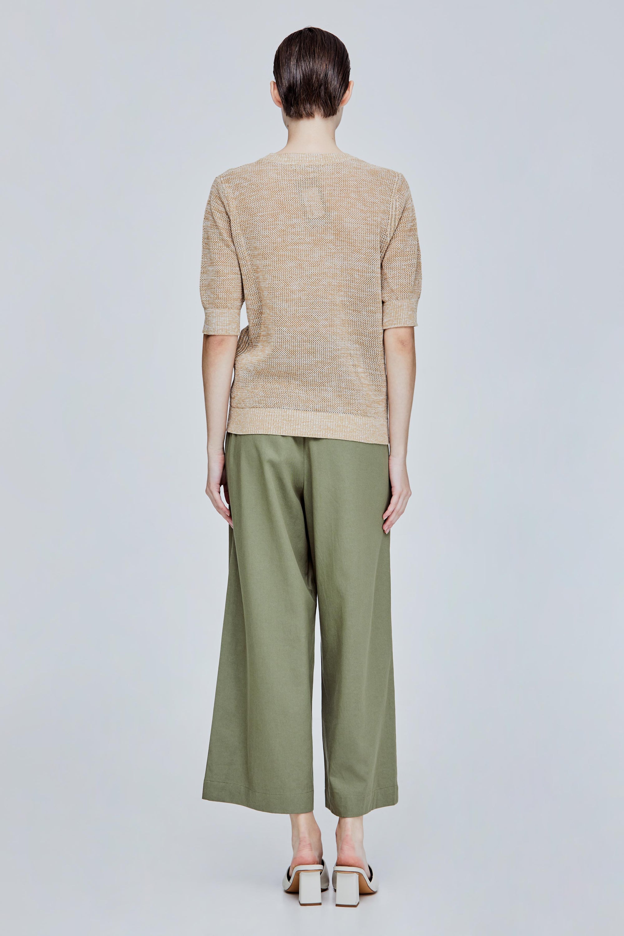 color:BEIGE