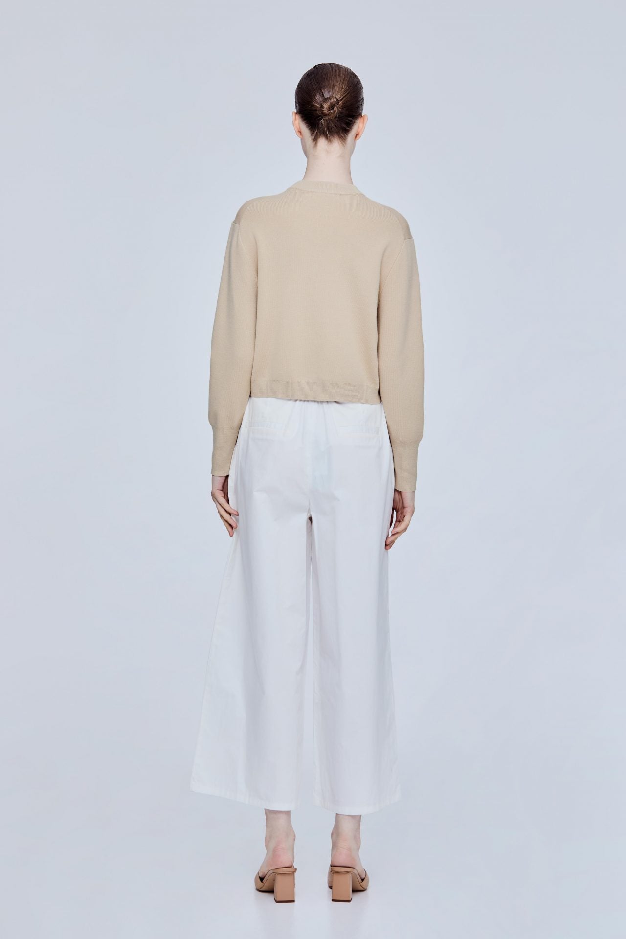 color:BEIGE