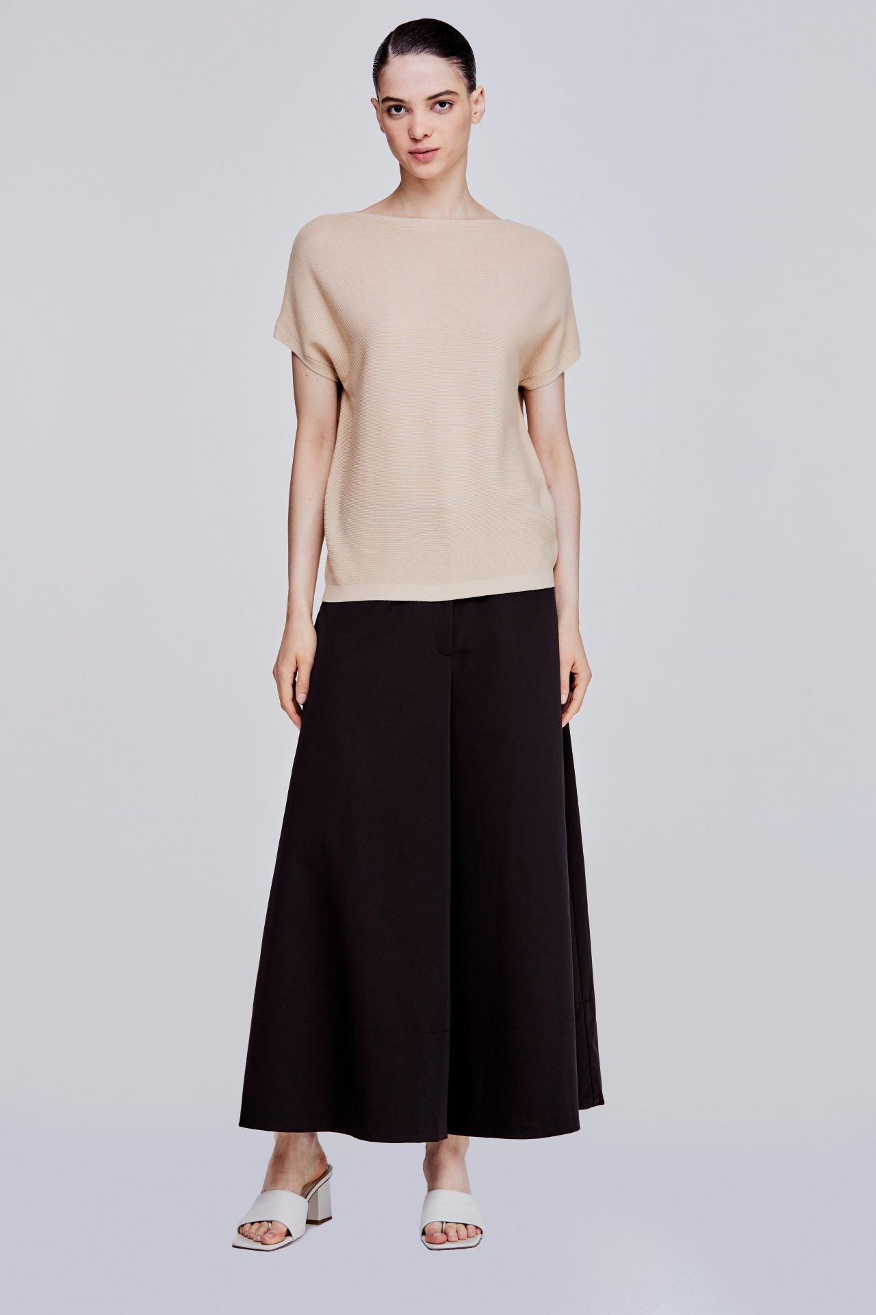color:BEIGE