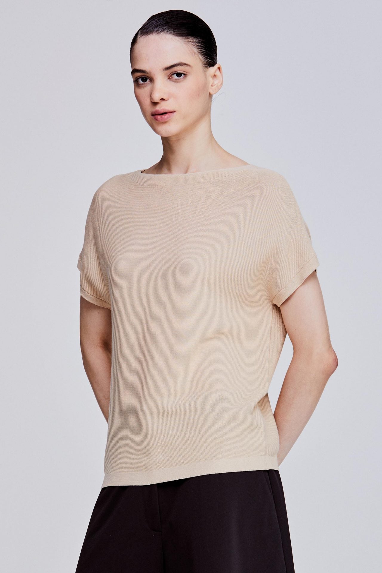 color:BEIGE
