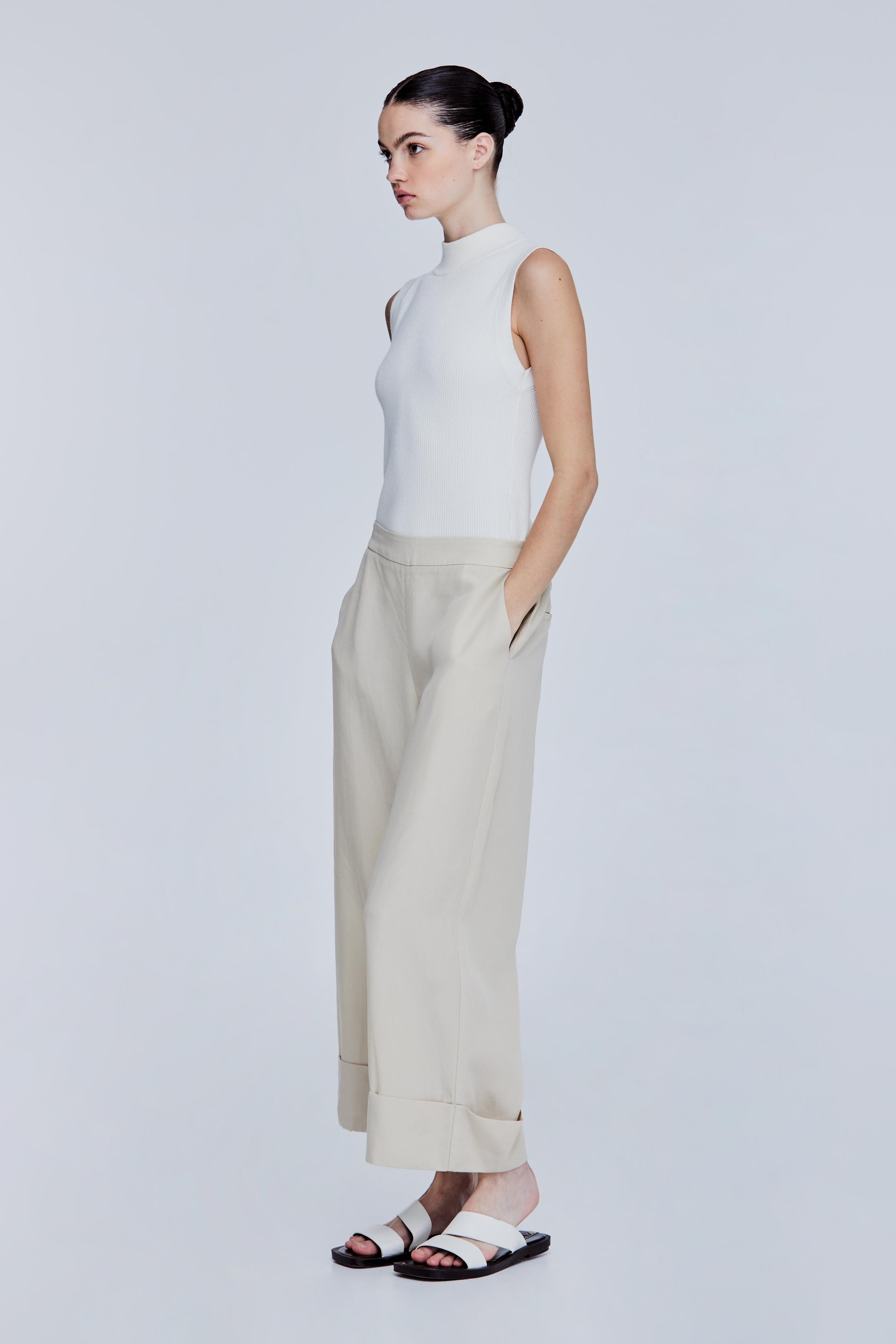 color:BEIGE