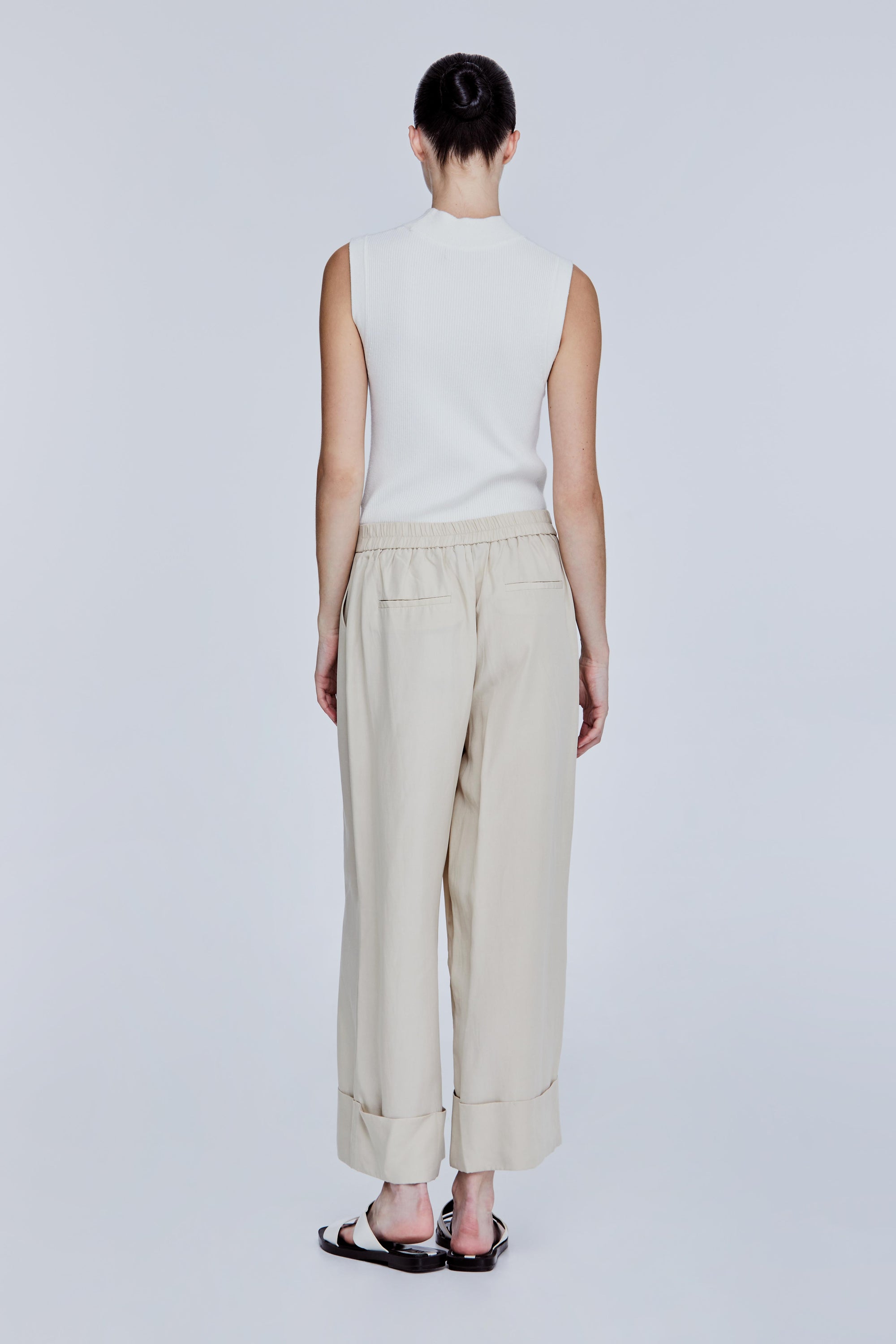 color:BEIGE