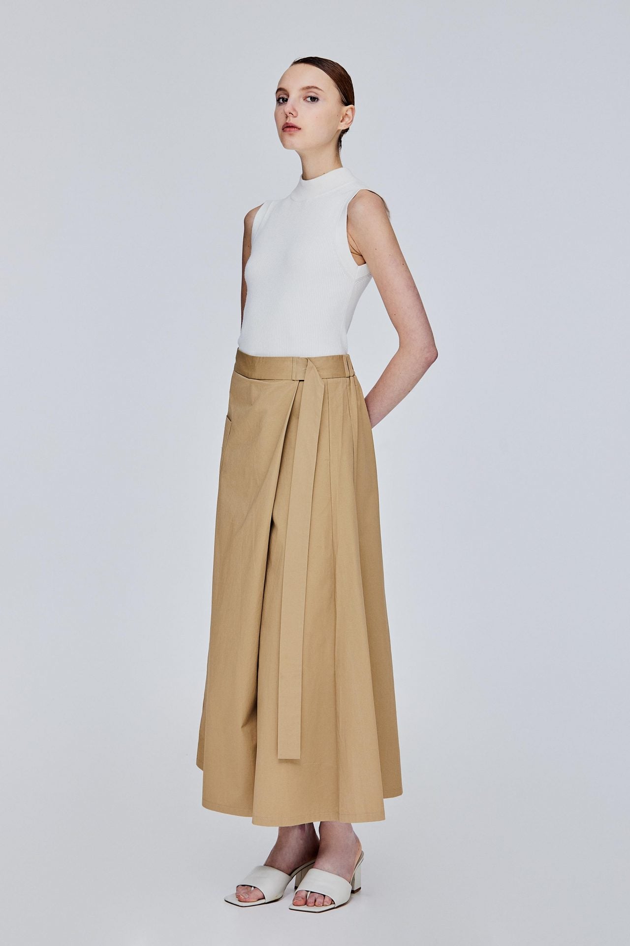 color:KHAKI