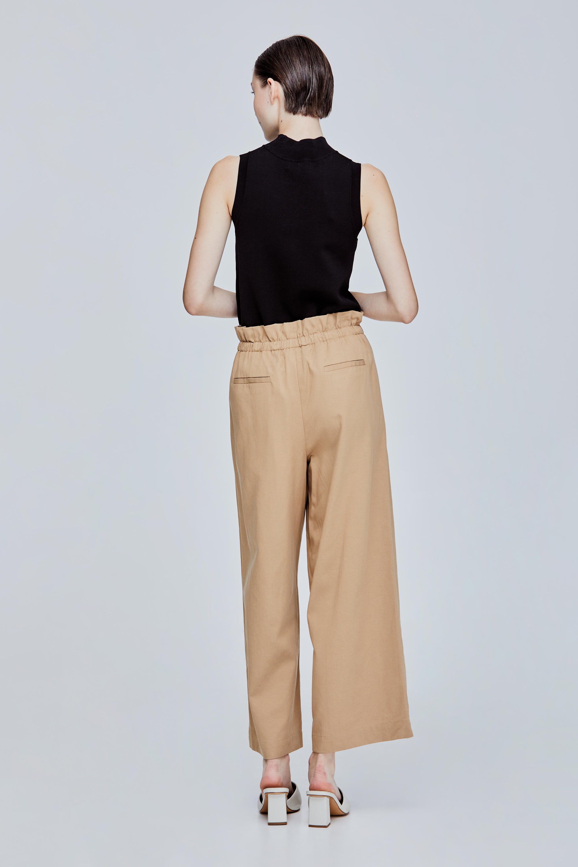color:BEIGE