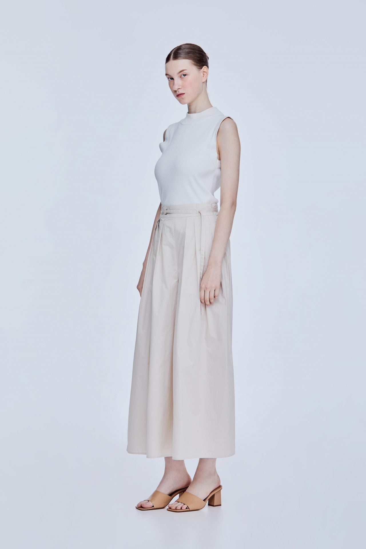 color:BEIGE