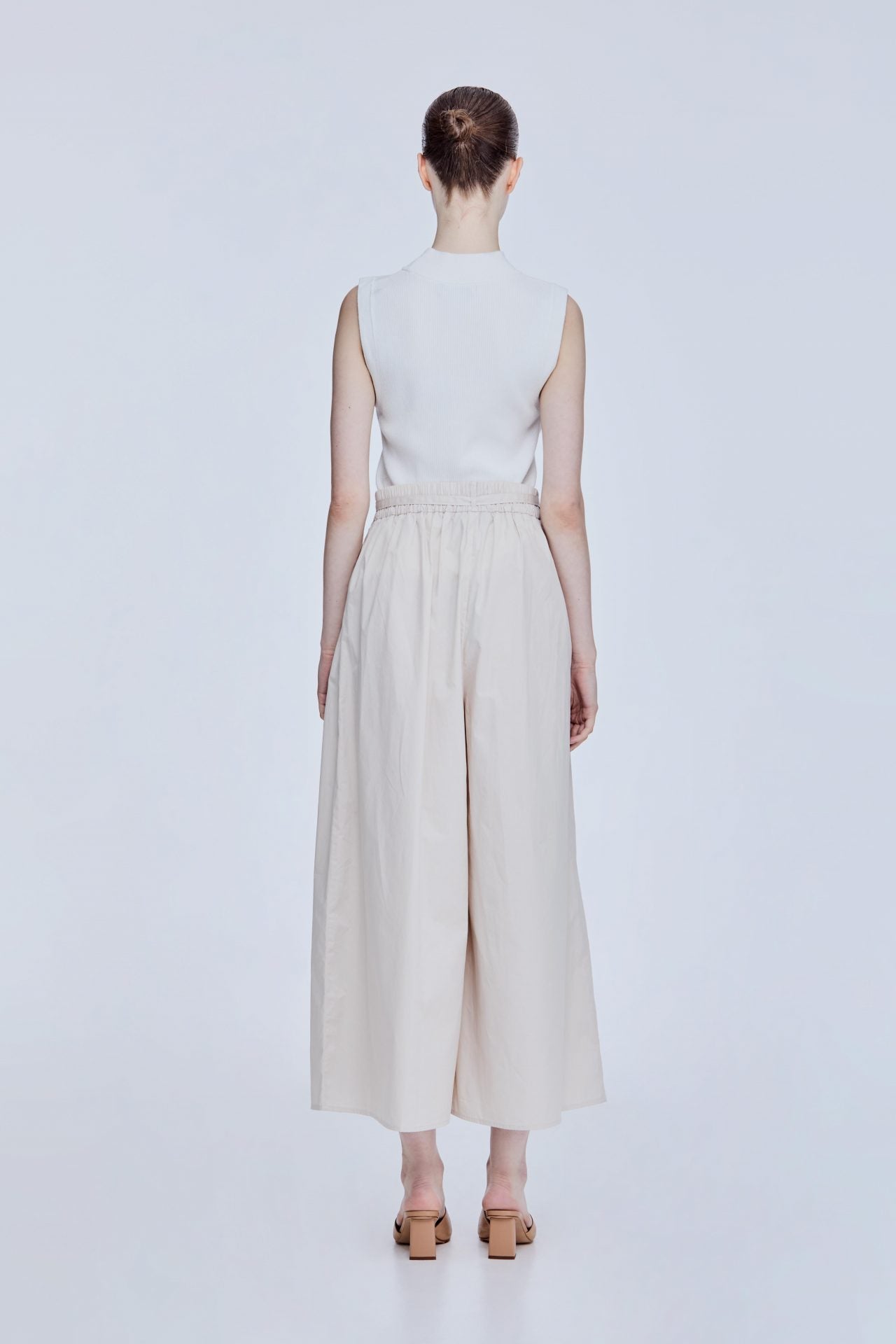 color:BEIGE