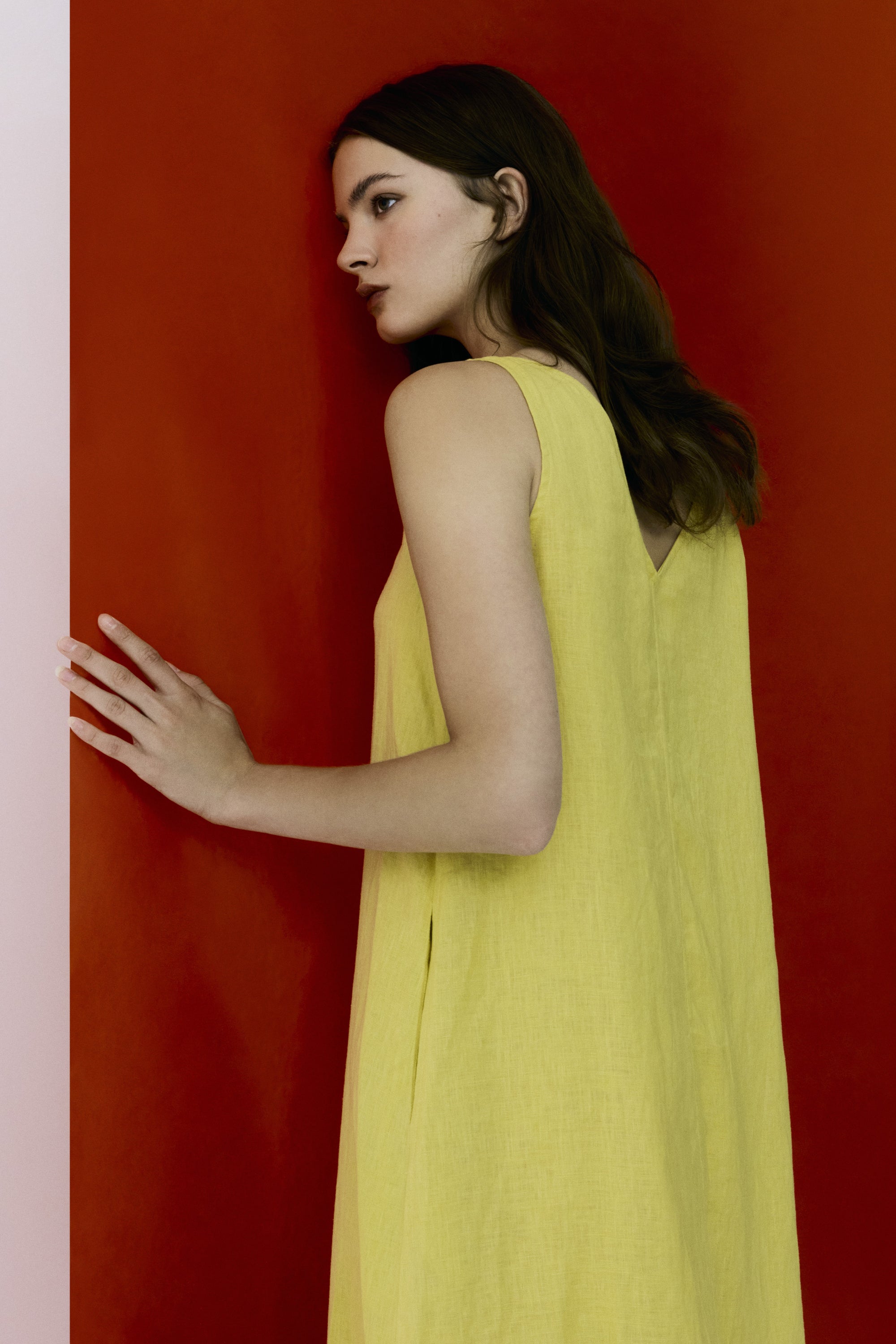 color:YELLOW