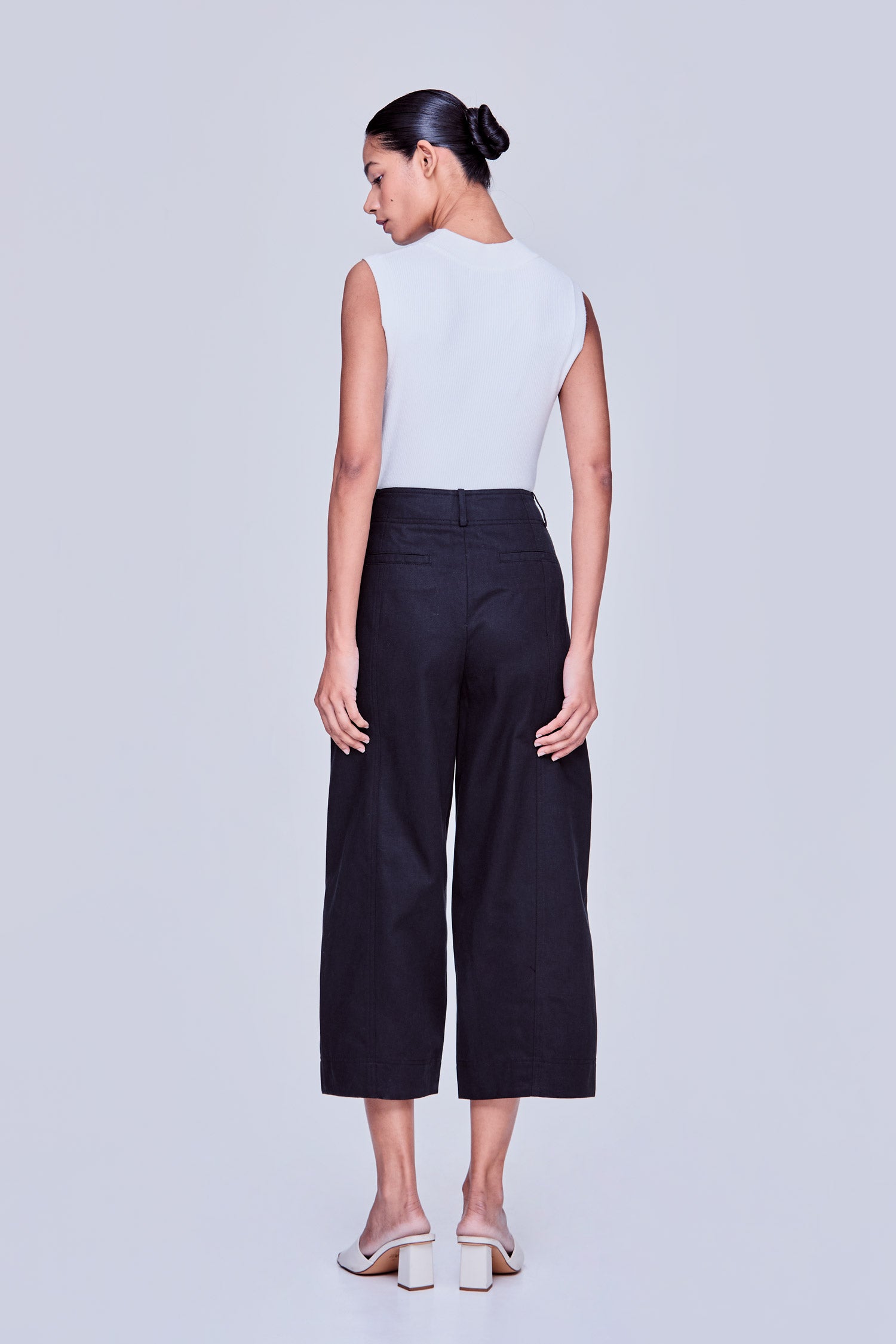 color:BLACK