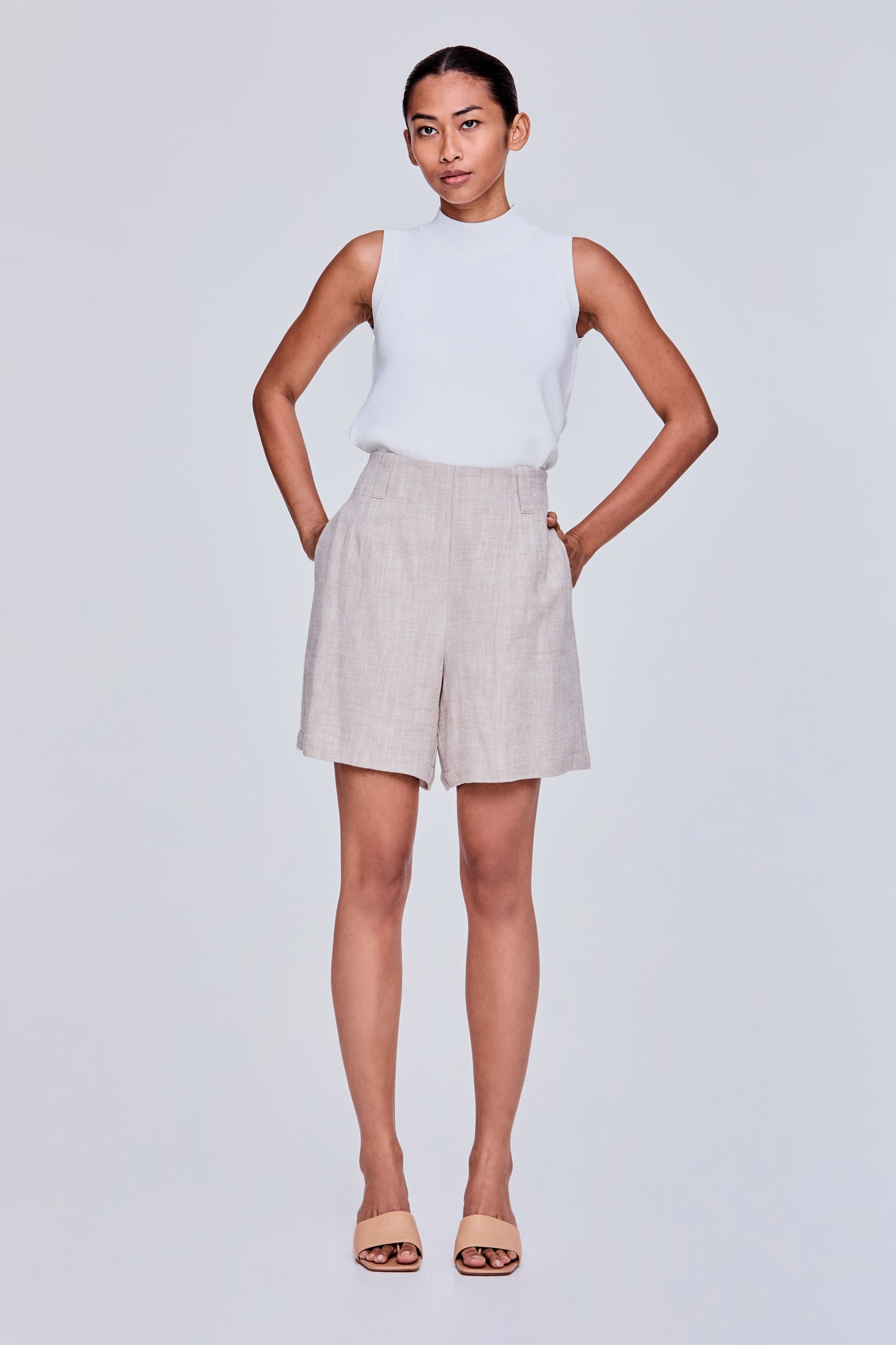 color:BEIGE