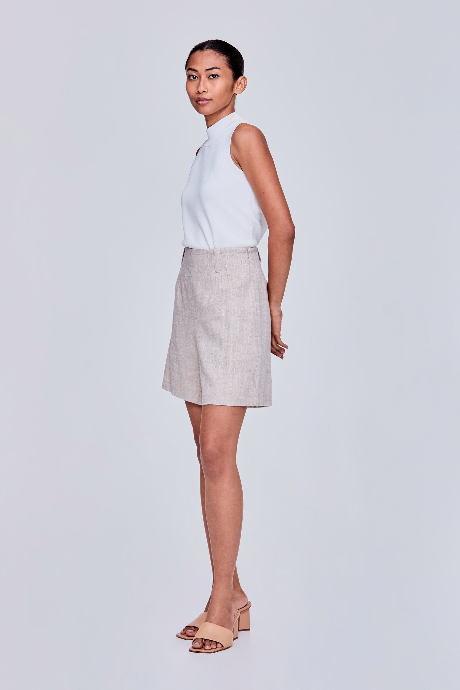 color:BEIGE