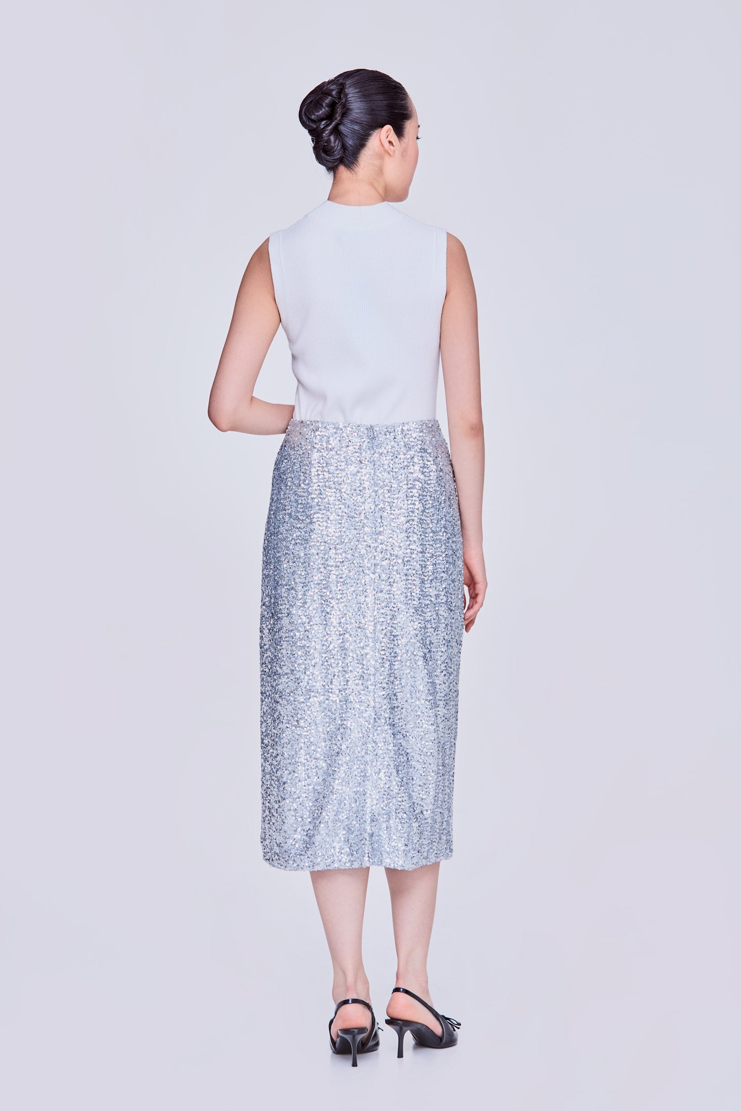color:SILVER